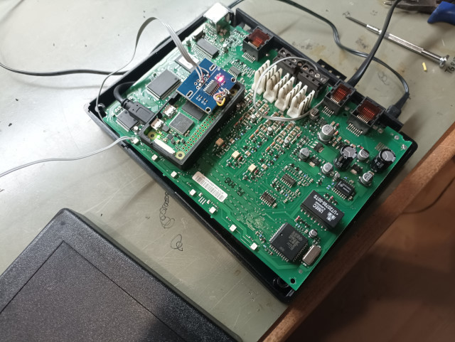 Alle Elektronik in das Gehäuse gezwängt