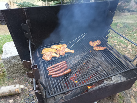 Blick auf Grillgut auf einem Grill.