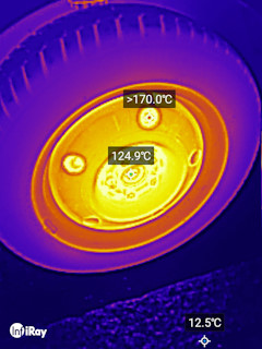 Thermoaufnahme einer heigelaufenen Bremsscheibe eines Autos.