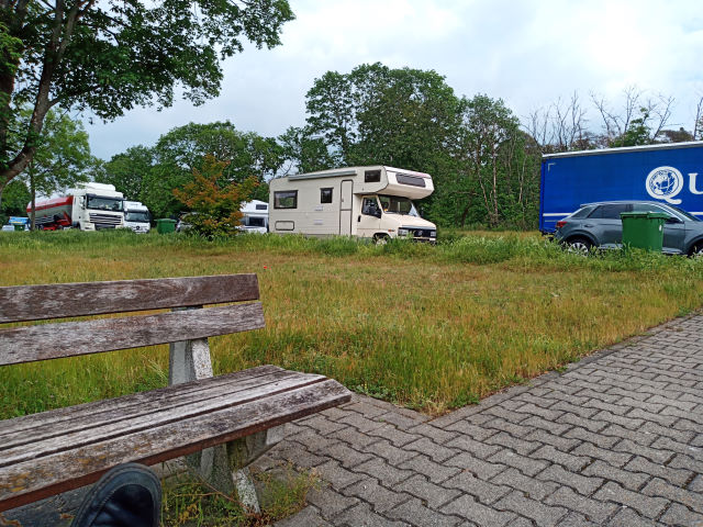 Wohnmobil auf Autobahnparkplatz